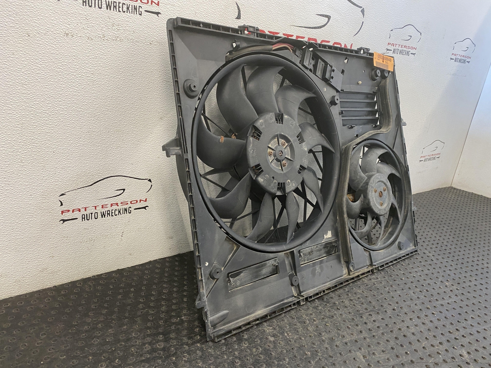 0410 VW TOUAREG ELECTRIC COOLING RADIATOR & AC CONDENSOR FAN MOTOR