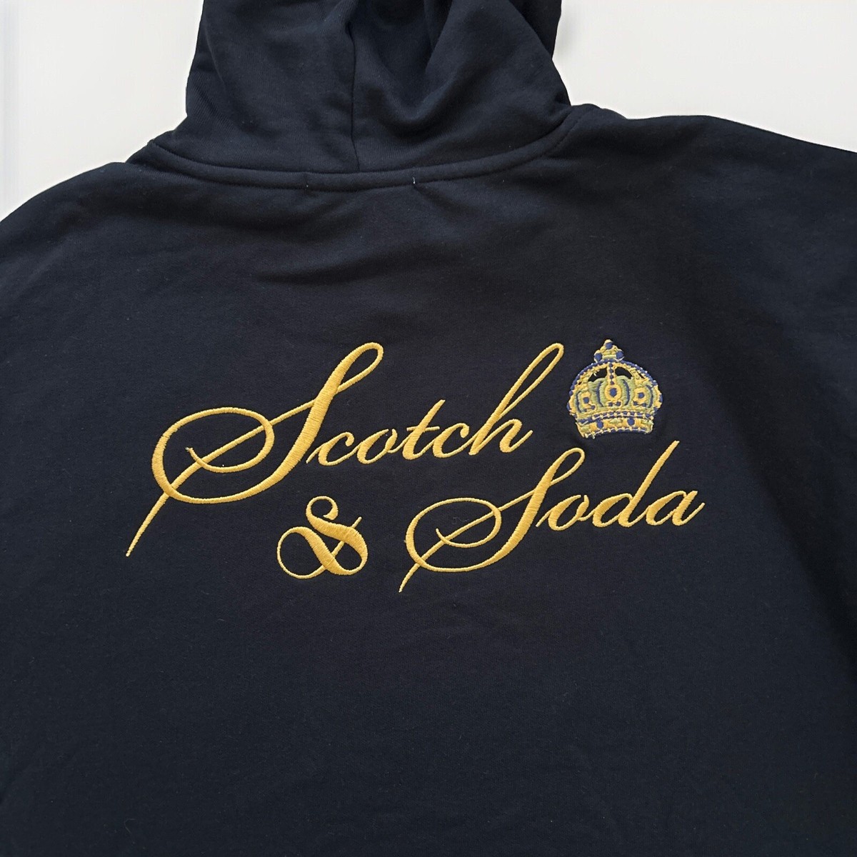 “Scotch & Soda” 1985 エンブロイダリーロゴフーディ ミシン Scotch & Soda Logo Fleece Hoodie Graphic Embroidered Black