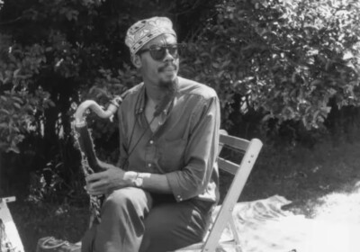Amerikanischer Jazzmusiker Eric Dolphy sitzt mit einer Bassklarinette 4x6 Foto