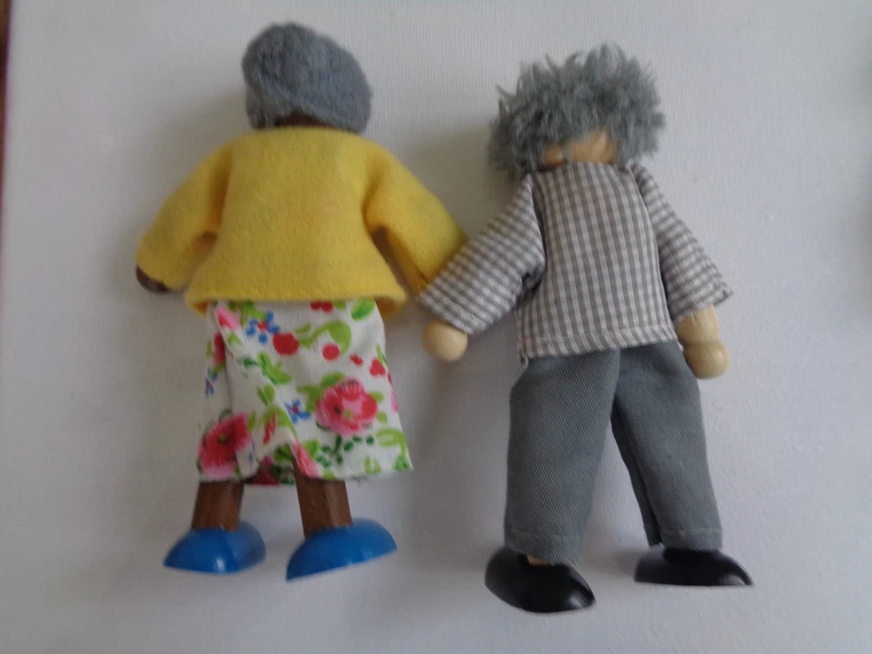 elc wooden dolls house figures grandparents - Image 3 of 4