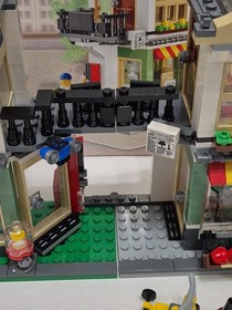 LEGO CREATOR 3in1: Toy & Grocery Shop (31036)-NOT Complete. Missing pieces.