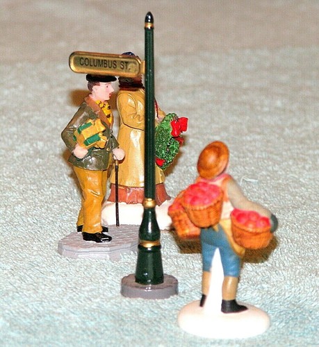 Dept.56 & Lemax - "Christmas Apple Vendor & Shoppers" (3 Figures + Street Sign) - Picture 3 of 8