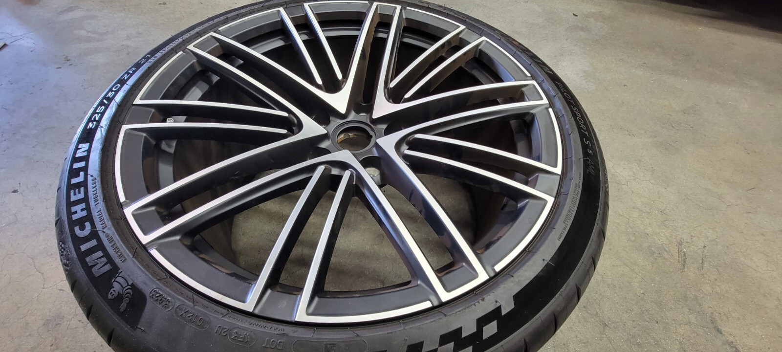 ASTON MARTIN DB12 REAR WHEEL TIRE OEM 