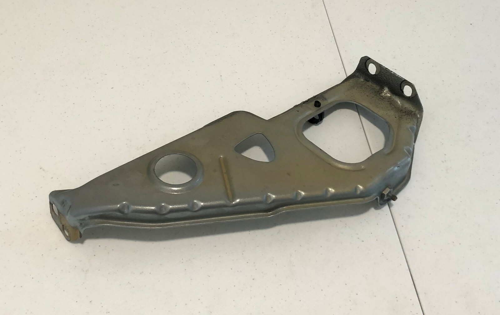 06 Maserati Quattroporte M139 FRONT LEFT HEADLIGHT BRACKET USED