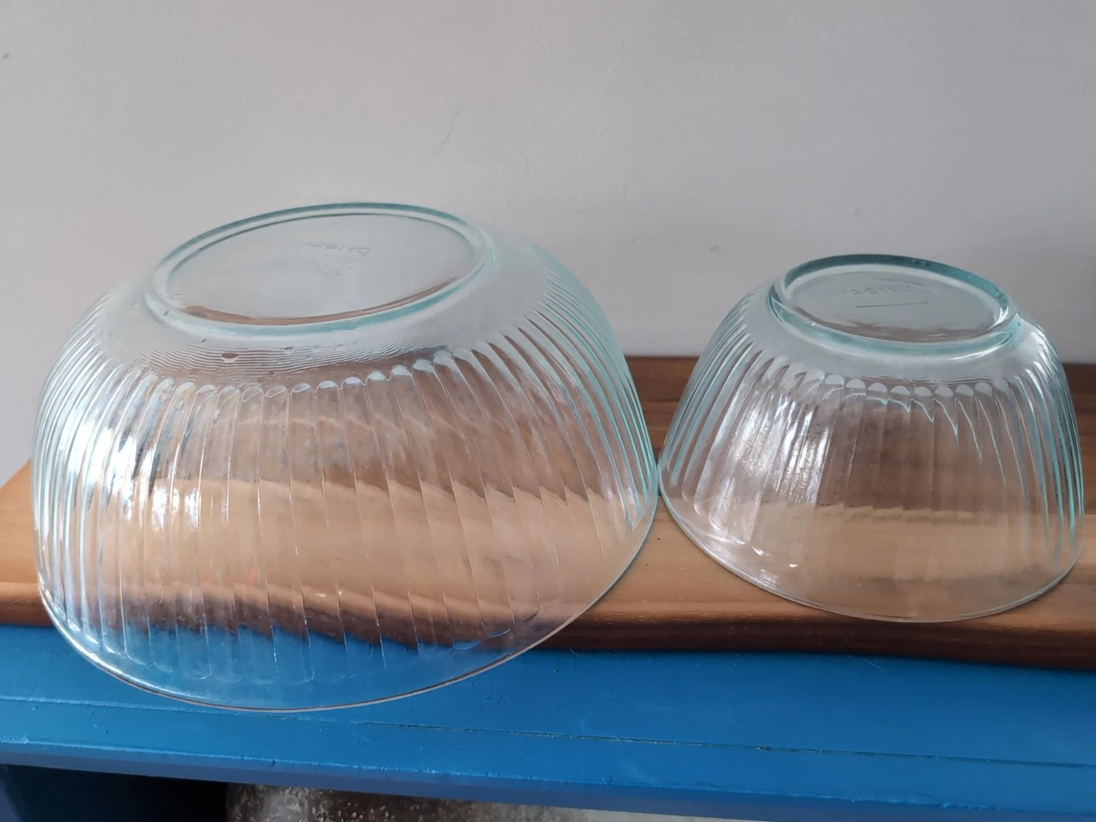 Pyrex 7402 And 7404 riged clear mixing bowls large and medium size (4.5qt lrg)