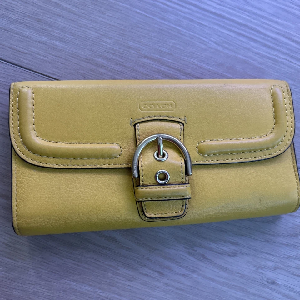 Cartera Coach Campbell Delgada Sobre F49897 Cuero Amarillo Hebilla Dorada Foto 3 de 4