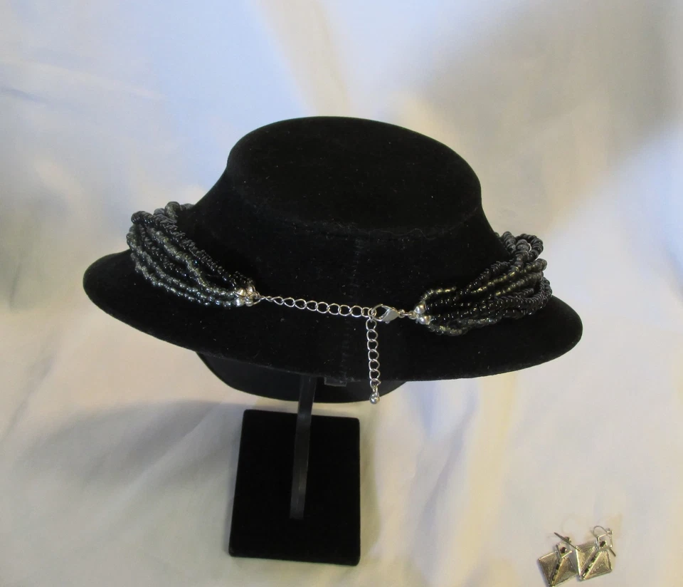 Collar y pendiente llamativo tono plata con cuentas de plástico gris y negro  Foto 3 de 4