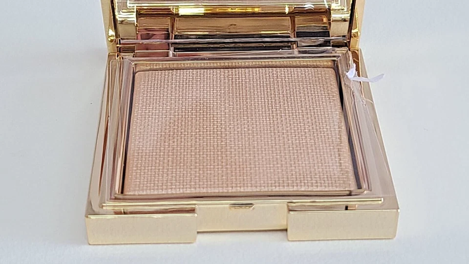 Pó iluminador Chantecaille edição limitada ouro precioso 0,19 oz - Imagem 2 de 4