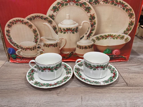Vintage Sango Christmas Holly #8415 - Tea/Coffee Cups and Saucers - Set of 2