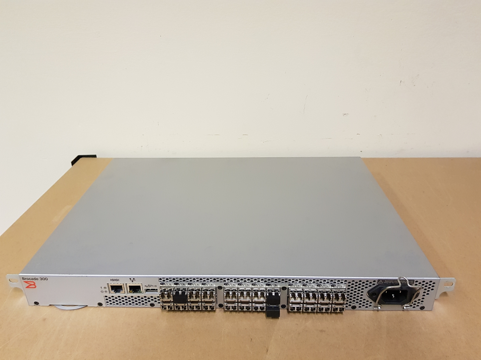Brocade 300 24 Active 8g Fibre Channel San Switch Extended Fabric Trunking 8gb For Sale Online Ebay