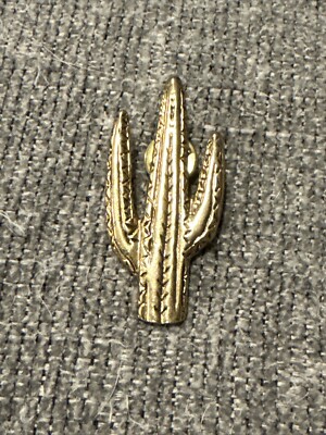 Vintage Desert Cactus Gold Tone Enamel Lapel Pin (GW21)