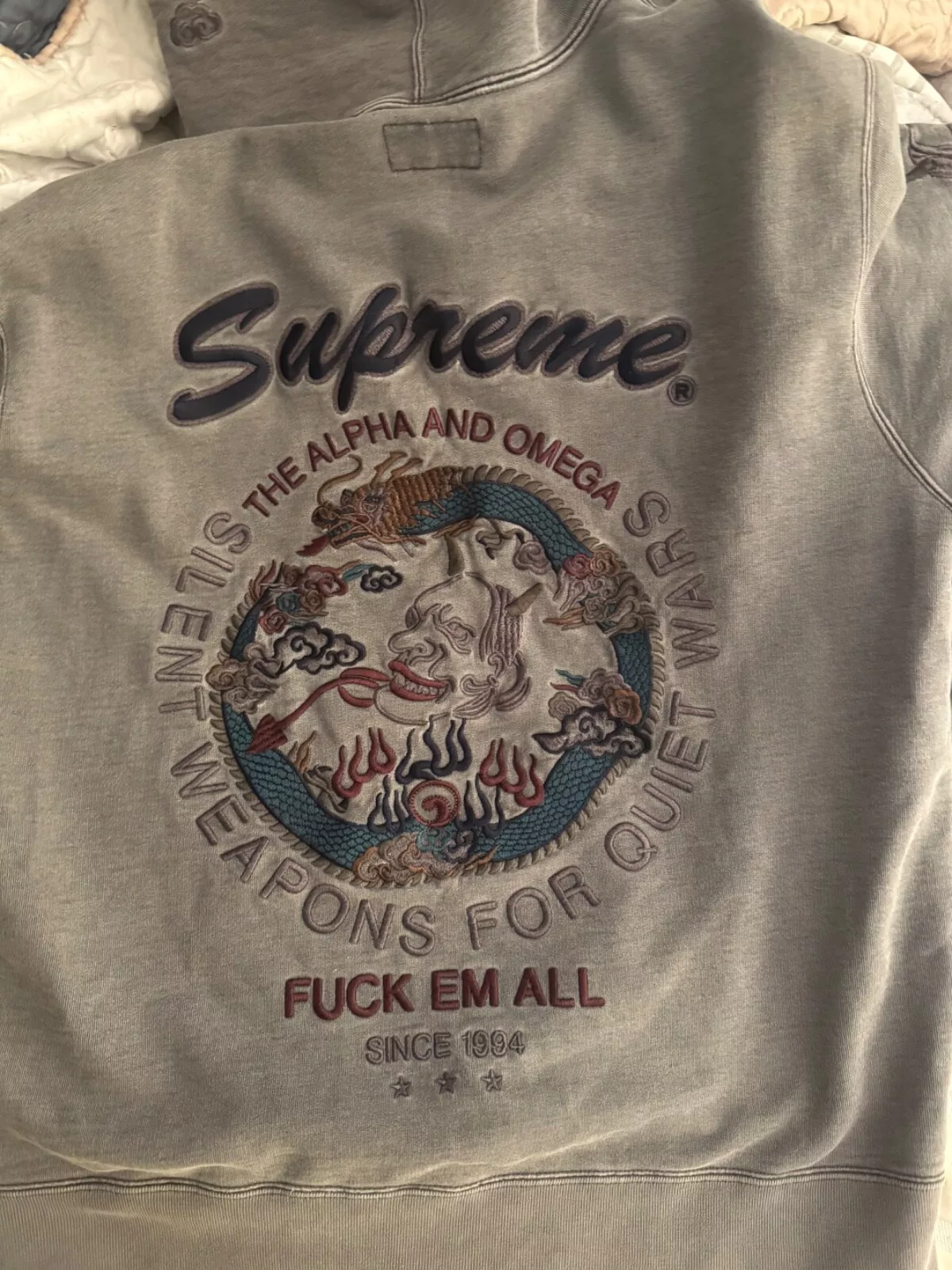 Sweat à capuche Supreme Dragon Overtedyed gris MOYEN