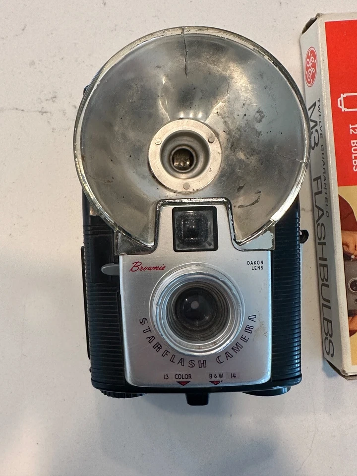 Cámara Kodak Brownie Starflash de colección con 12 bombillas de flash lente Dakon Foto 2 de 4