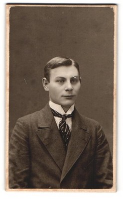 Fotografie Anna Hedstrom, Örebro, Storgatan 14 & 16, Junger Mann mit leichtem L 