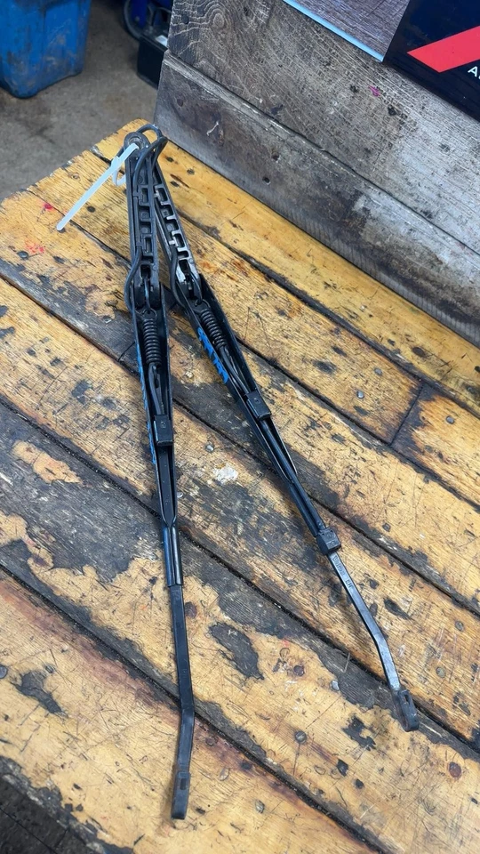 Brazos limpiaparabrisas izquierdo y derecho Chevrolet Suburban 1500 2003-2006 Foto 3 de 4