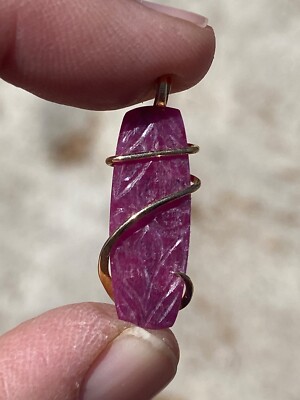 9,06ct Rubin geschnitzter Cabochon geschmiedet umwickelt 14k Gelbgold Anhänger Gesamtgewicht