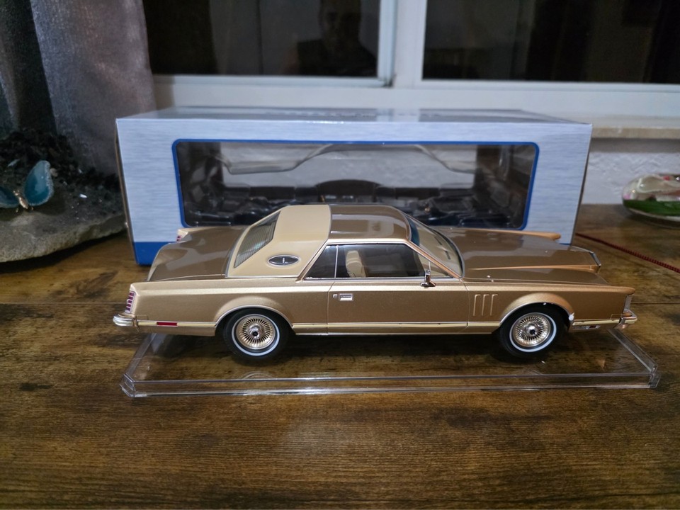 Miniature Lincoln Continental Mark V 1977 - MCG 1/18 - Dorée - Model Car Group - NEUVE
