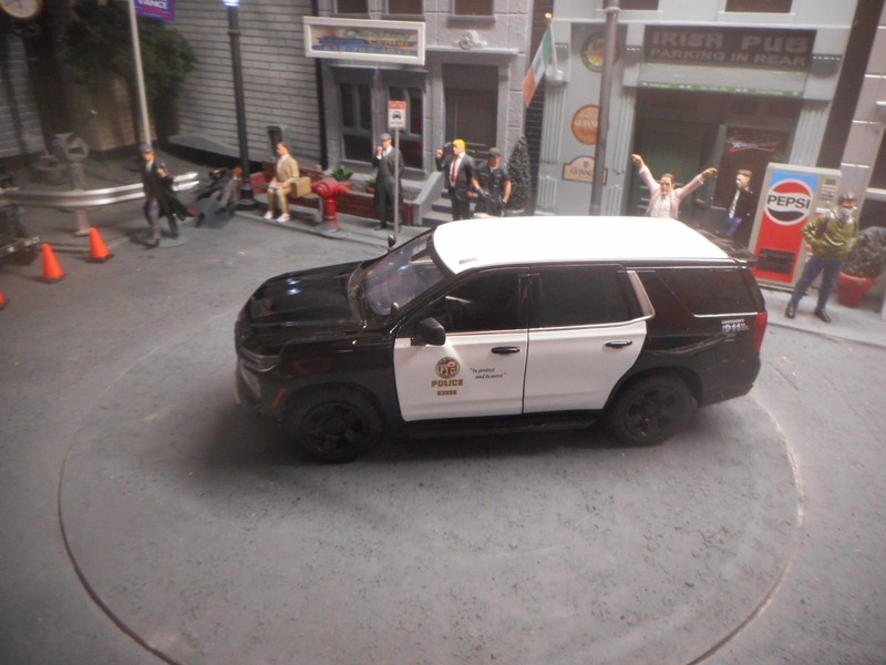 LAPD Police 1/24 scale Chevy Tahoe with lights.