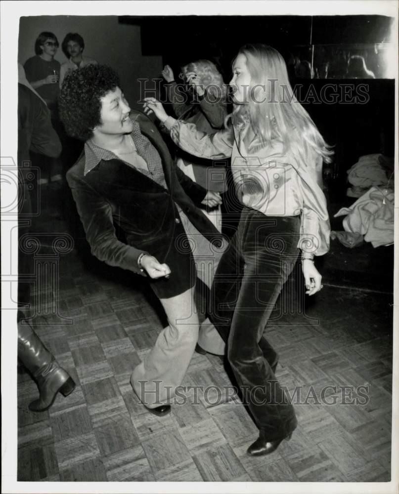 1977 Press Photo Restaurateur Rocky Aoki dances with Elizabeth Ray at Studio 54