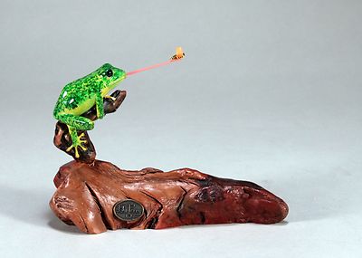 FLY-CATCHING FROG Sculpture by JOHN PERRY 5in tall New Direct Hand painted