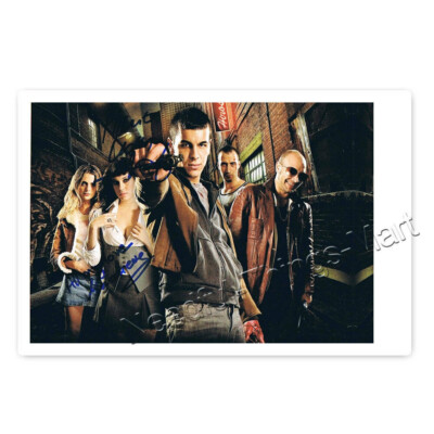 Mario Casas & Macarena Gomez - Neon Flesh - Autogrammfotokarte 