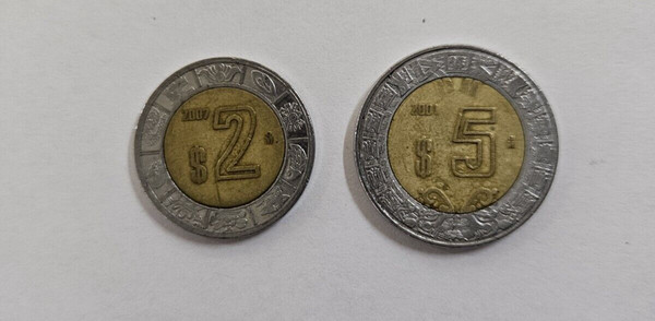 Monedas de pesos mexicanos 2001 y 2007 de $2 y $5