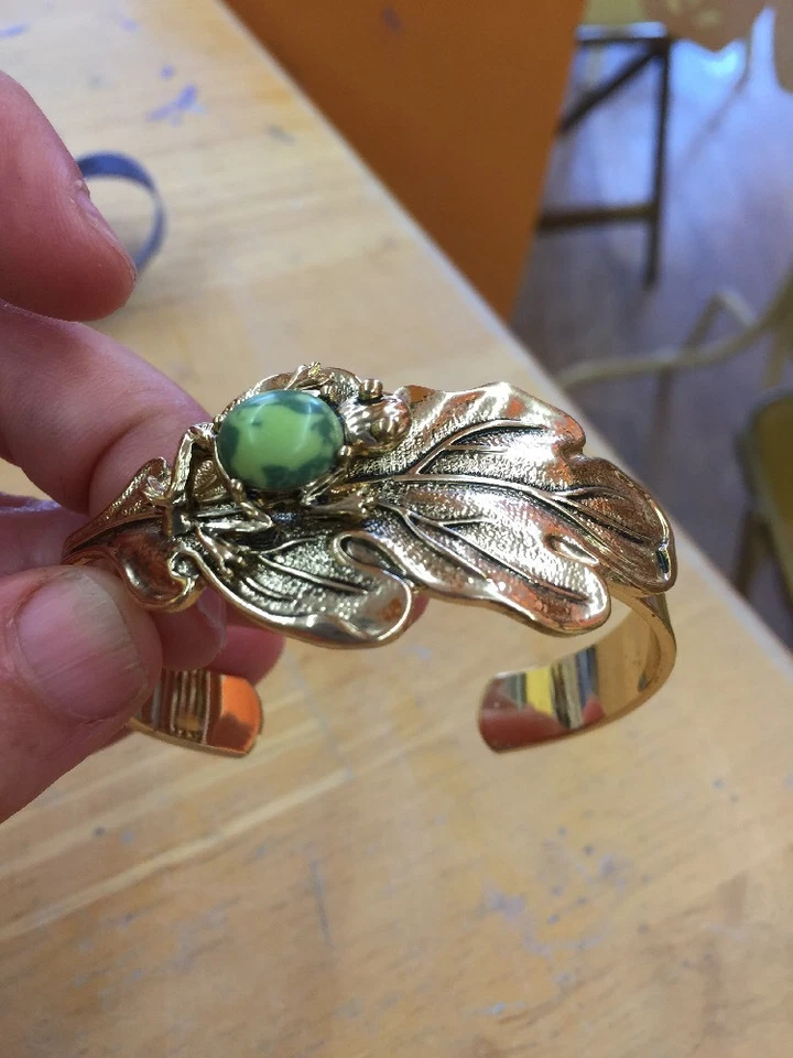 2a NUEVO Brazalete Anthropologie Fauna Verde Joyas Tono Dorado Hoja y Rana NUEVO Foto 4 de 4