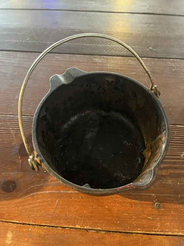 GRISWOLD #33 Cast Iron Wind-Proof Ashtray 3 Leg Kettle Log Cabin Decor