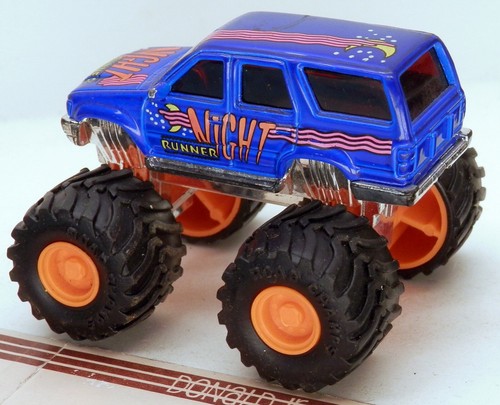 Road Champs Monster Truck 4x4 SUV corredor nocturno escala 1/64 - Imagen 2 de 2
