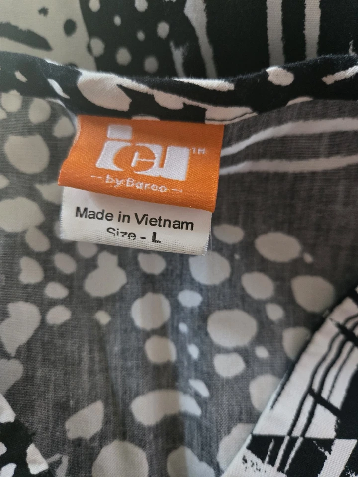 ICU By Barco Scrub Top size L-Black/White Abstract V-Neck-Chest 22.5"/L 26.5" - Image 3 of 4