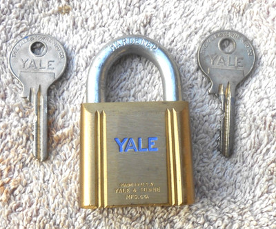 NOS Vintage YALE Padlock BLUE Lettering with 2 OEM  Keys   Hard to find!!
