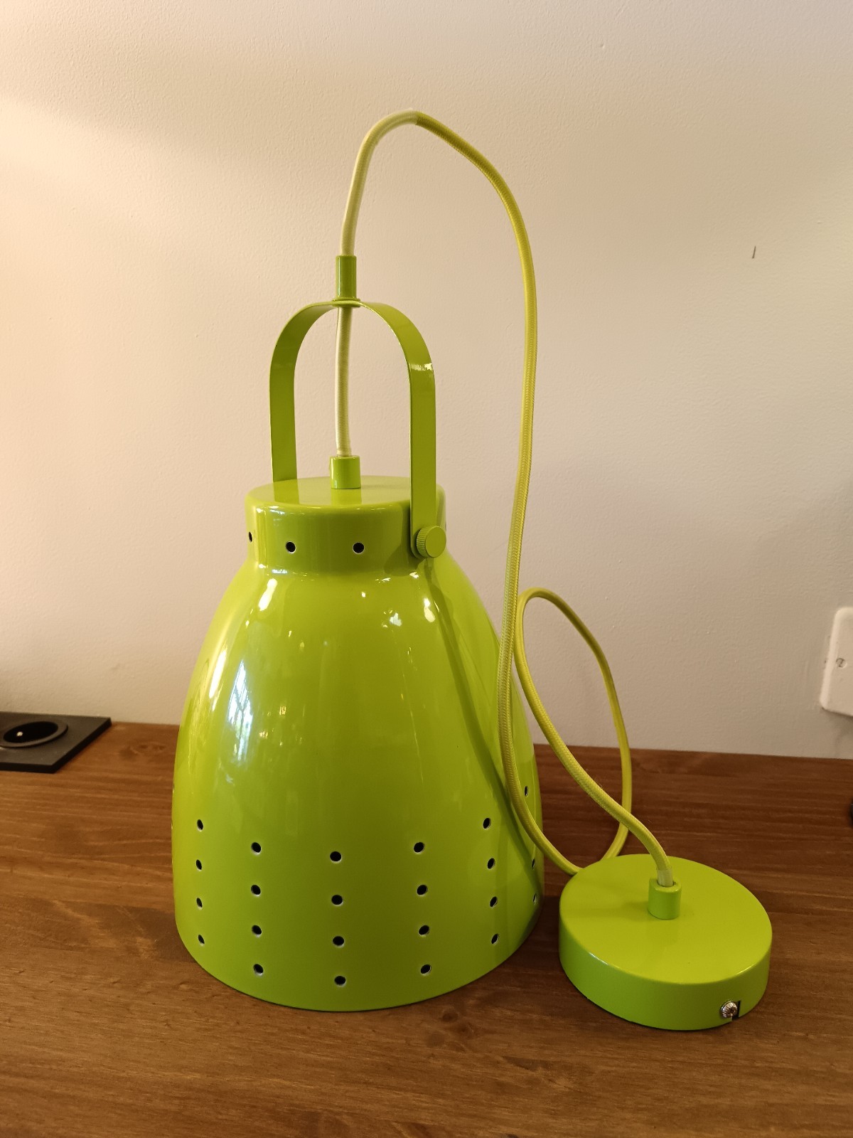 Suspension originale verte en verre soufflé et finitions en laiton brossé haut de gamme