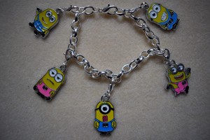 Hello Kitty pulsera con dijes Kitsch Plateado