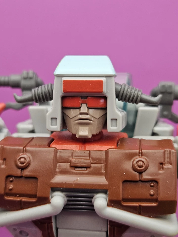 Transformers Studio Series 86 Hasbro Takara Tomy Voyager Junkheap 2022 con manual Foto 3 de 4