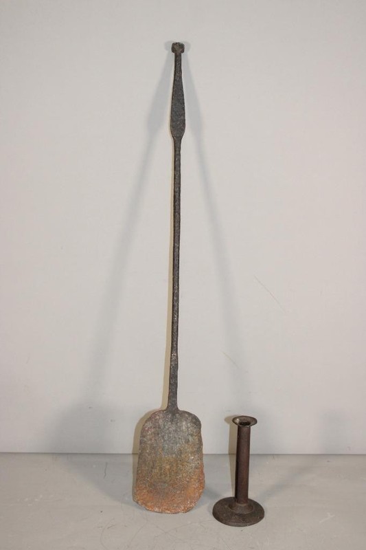 A VERY RARE LATE 17TH C NEW ENGLAND WROUGHT IRON HEARTH PEEL WITH A BALL FINIAL