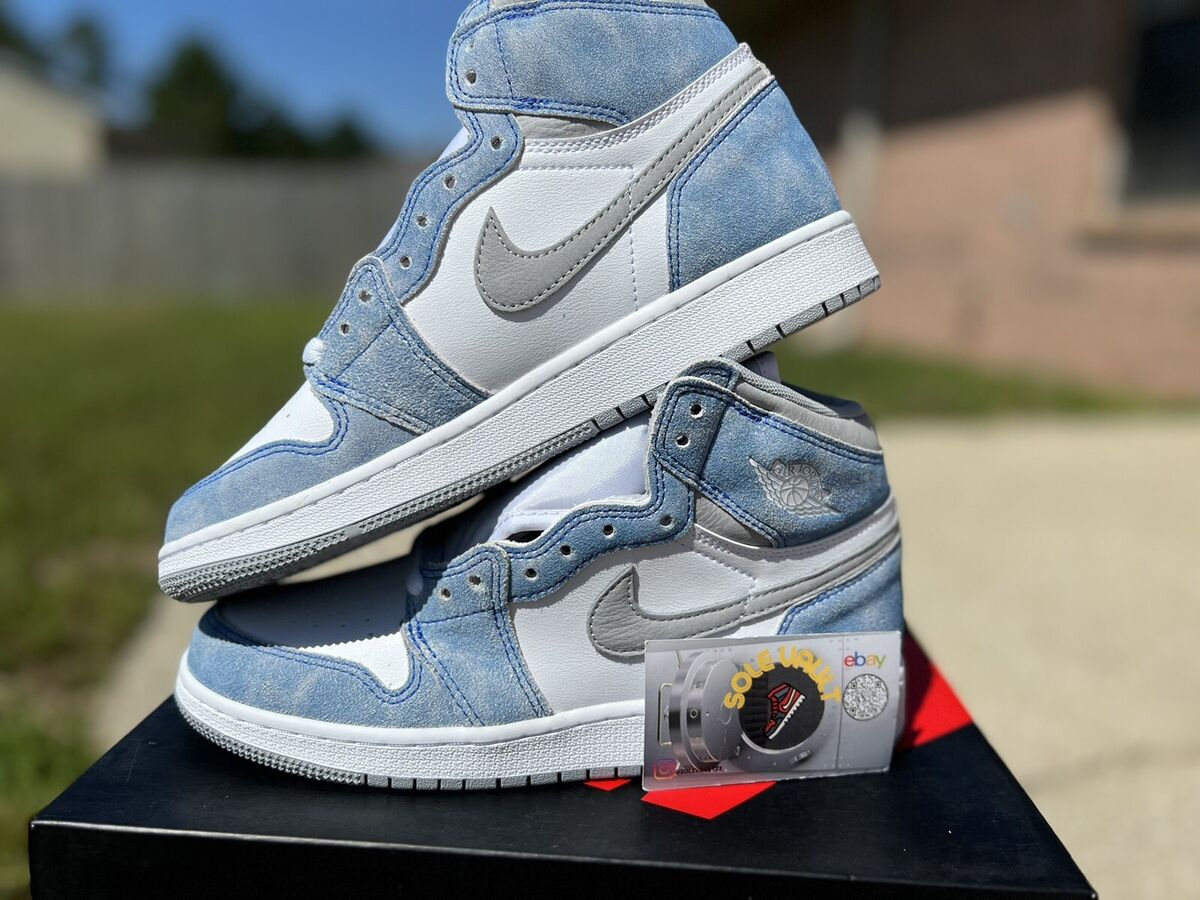 Nike Air Jordan Retro 1 High OG Hyper Royal GS Size 6.5Y,7Y Nike Air Jordan Retro 1 High OG Hyper Royal GS Size 6.5Y,7Y