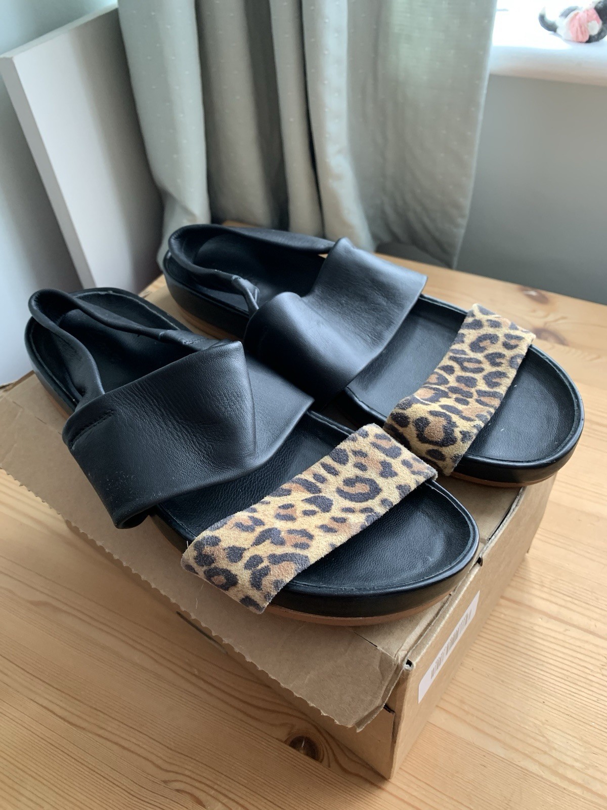 APL Sandali Clarks neri e stampa leopardata in pelle e camoscio taglia UK 5 5