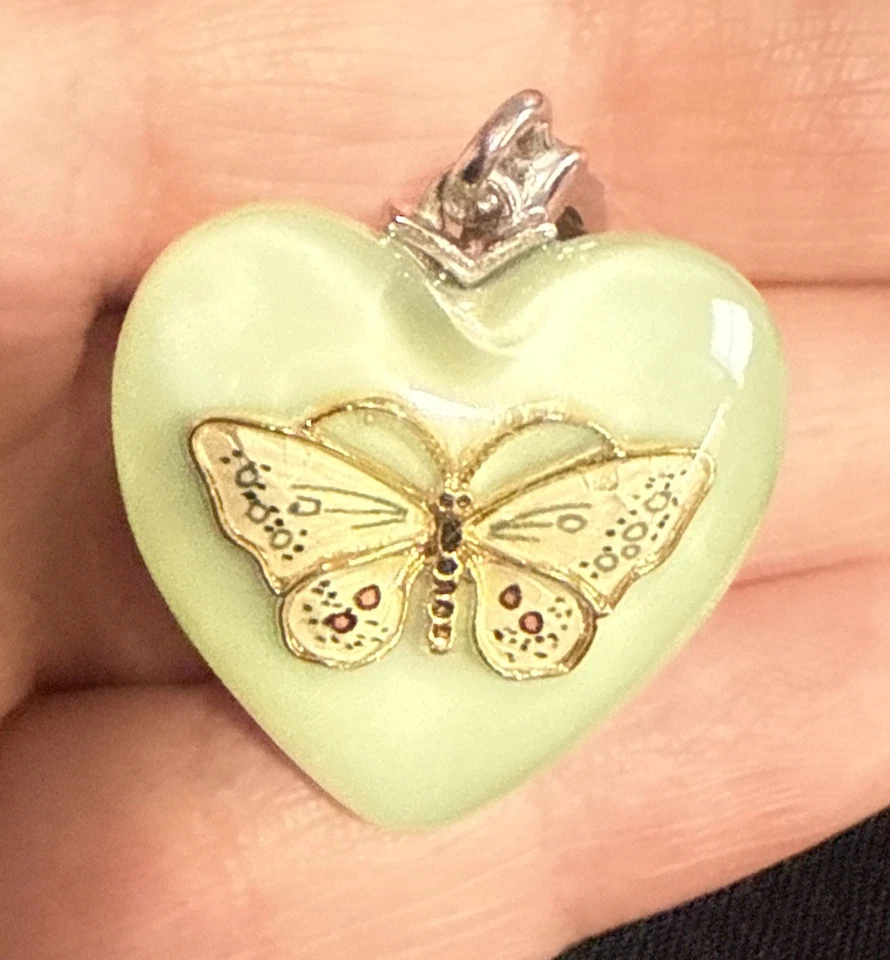 Dije corazón mariposa azul Juicy Couture Foto 3 de 4