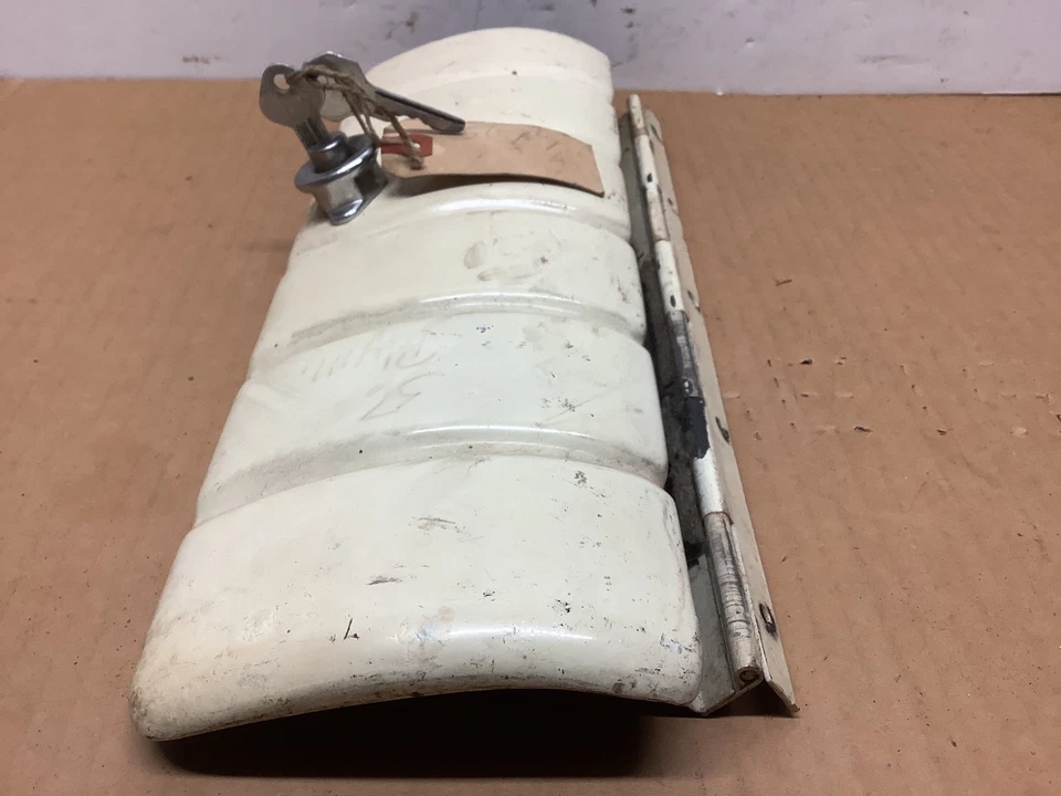 Puerta de guantera Plymouth Savoy Belvedere 1955 1956 1593758 con llave y bisagra usada Foto 2 de 4