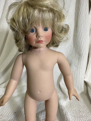 Susan Wakeen 15" Vinal Doll 702/2500 Blonde Hair Blue Eyes - Picture 10 of 17