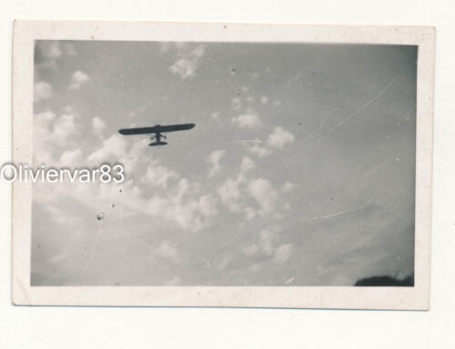 Vintage seltsames Foto - kleines Flugzeug am Himmel - Bild 1 von 1