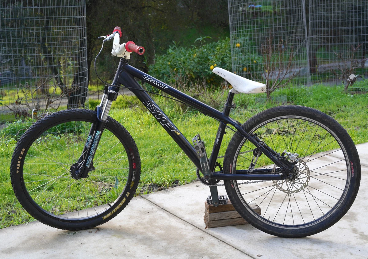 Giant STP3 26 Dirt Jumper Bike Bicycle Disc Brakes Truvativ Marzocchi Fork Deity