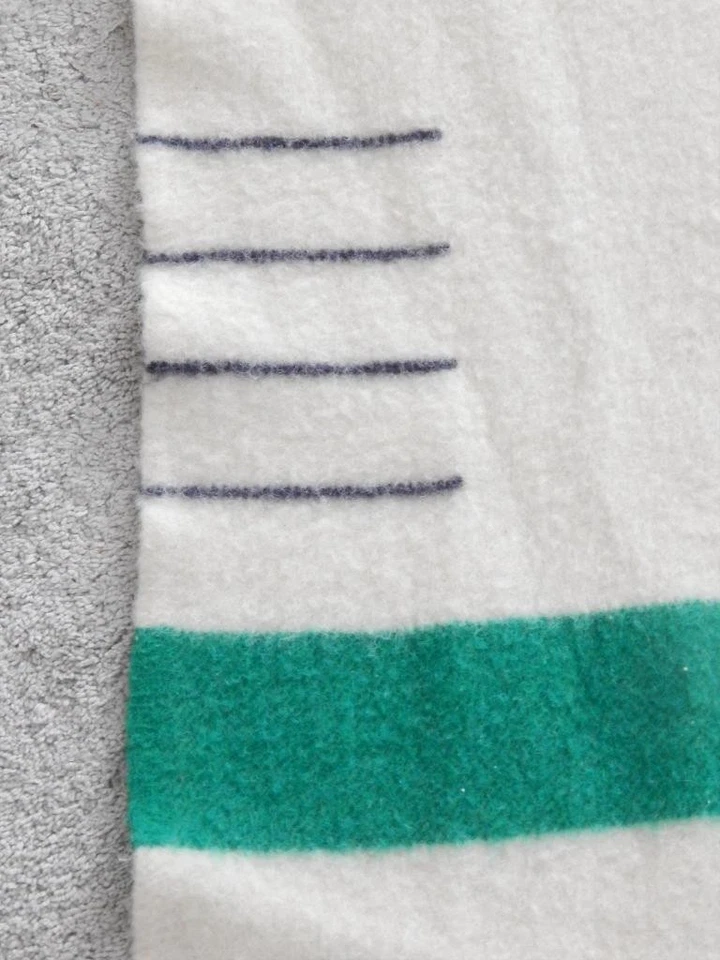 VINTAGE CLEAN LG SIZE HUDSON BAY 4 POINT TRADE BLANKET - CLSC LOOK - CAPOTE STYL - Image 2 of 4