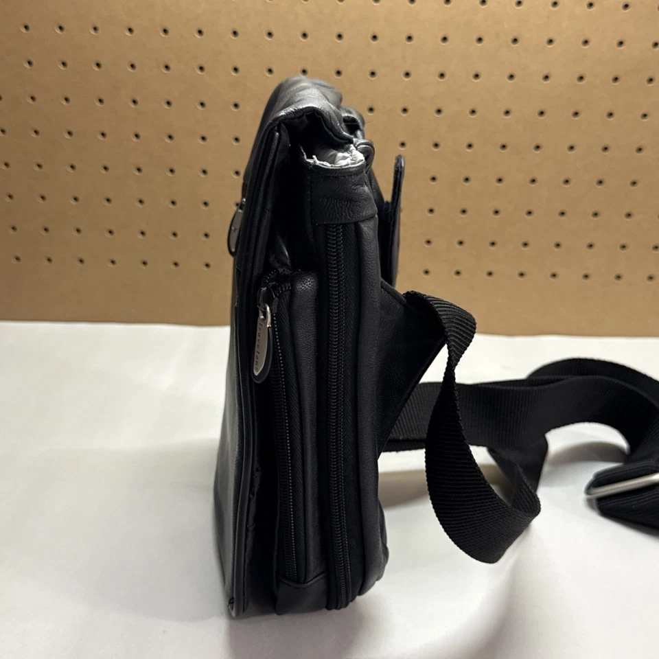 Bolso Bandolera Pequeño de Cuero Travelon Estilo Mensajero Correa Ajustable Negra Foto 3 de 4