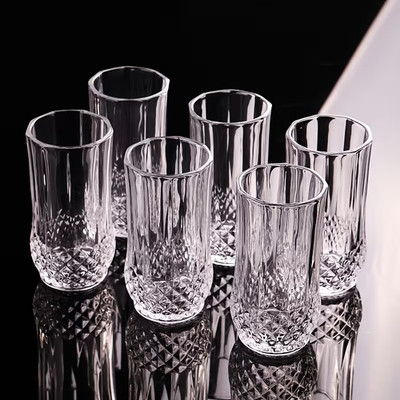 GLÄSER, DIAMANTSCHLIFF, GLÄSER, SIEHT AUS WIE KRISTALL. 6 Stück.