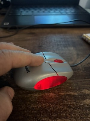 Microsoft Model 1020 Notebook Optical Mouse USB Wired Mini Mouse Tested (BUT ) 