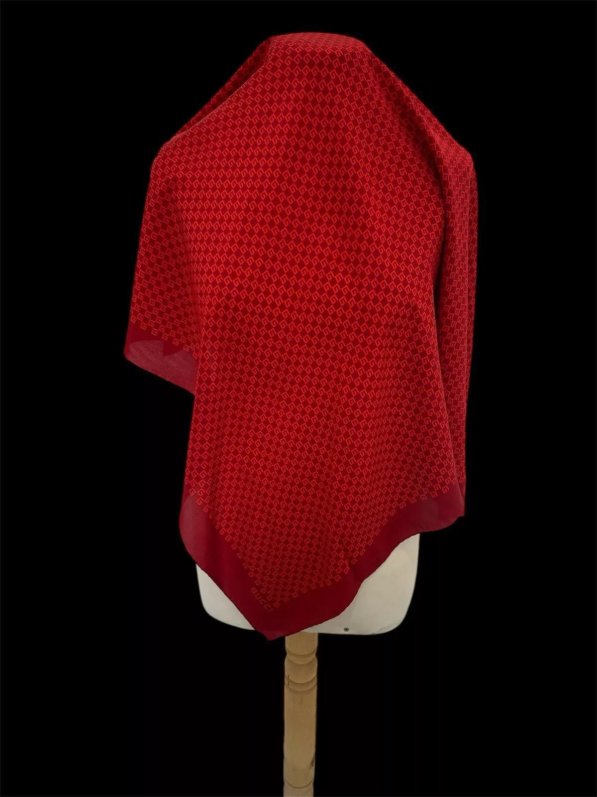 S19# Gucci foulard en soie rouge monogramme 34 pouces fabriqué en Italie a tache