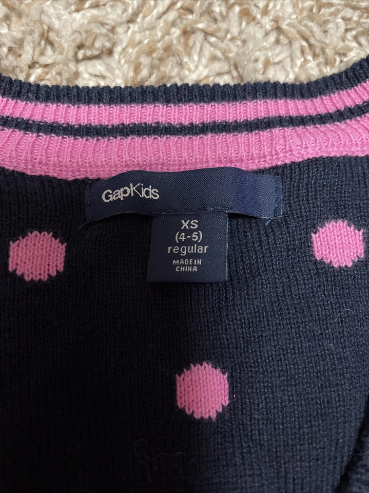 Cárdigan largo de algodón GapKids para niñas rosa azul marino lunares bolsillos talla XS Foto 3 de 4