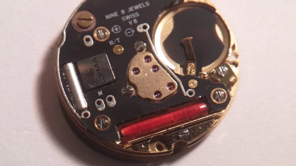 ETA 265.111 movement Cyma. 9 jewels. date at 3. for parts or repair. Unknown if  - Image 3 of 4