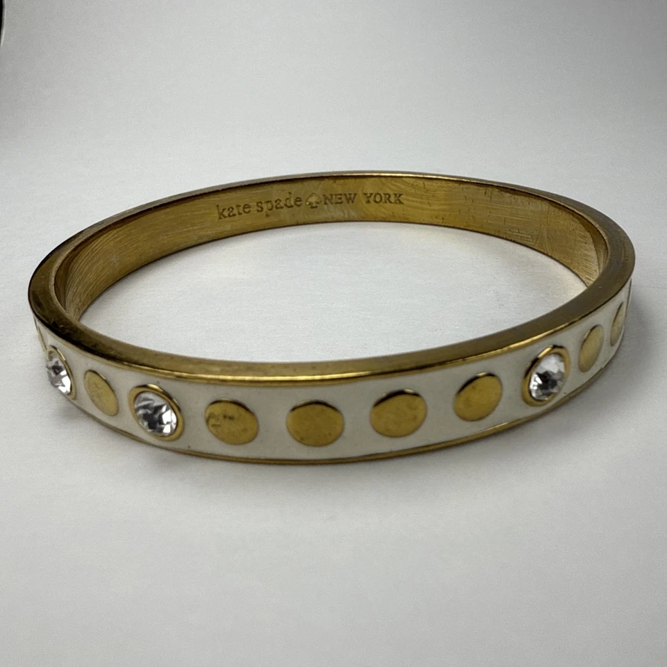 Brazalete Brazalete Kate Spade NY Spot The Spade Esmalte Blanco y Dorado con Bisagras Foto 2 de 4